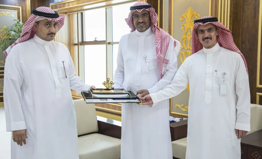 لمناقشة دعم الأنشطة المجتمعية : رئيس ووكيل الجامعة يستقبلان وفد مصرف الراجحي -  جامعة المجمعة