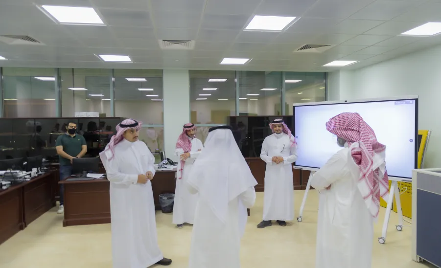 سعادة رئيس الجامعة يزور عمادة تقنية المعلومات ويدشن تحديث عدد من الأنظمة الإلكترونية - جامعة المجمعة 