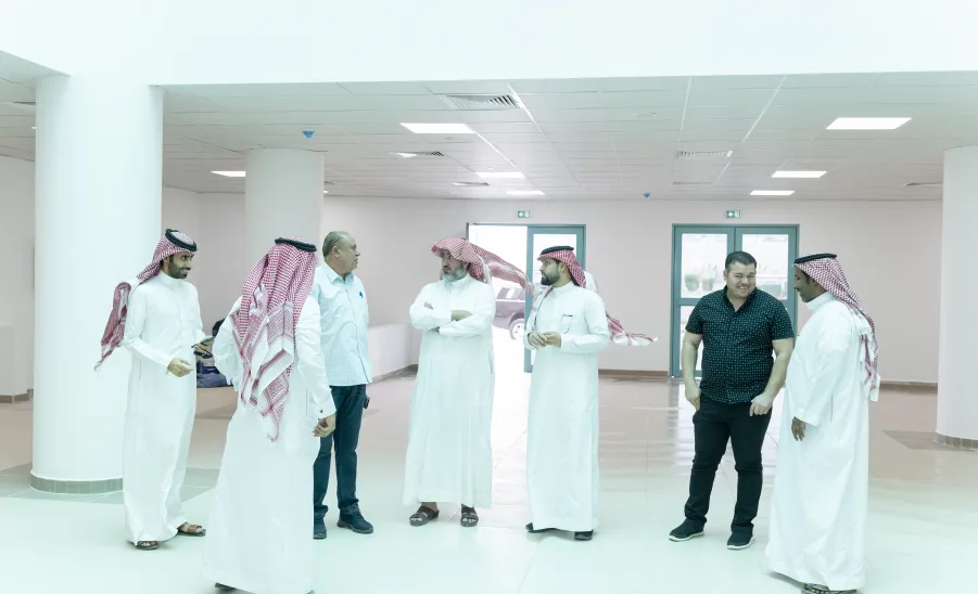 وكيل الجامعة يتفقد الاعمال النهائية في مشروع المباني المساندة بالمدينة الجامعية بالمجمعة -  جامعة المجمعة