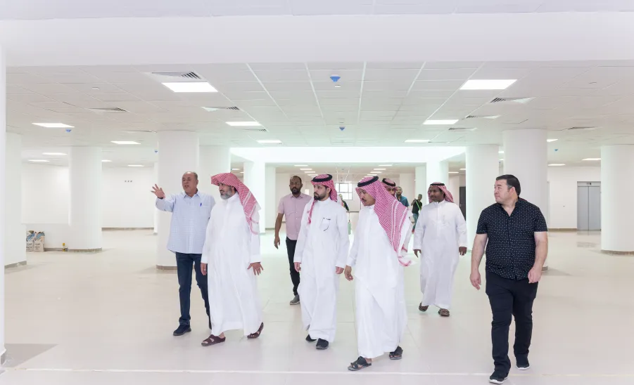 وكيل الجامعة يتفقد الاعمال النهائية في مشروع المباني المساندة بالمدينة الجامعية بالمجمعة -  جامعة المجمعة