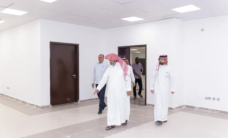 وكيل الجامعة يتفقد الاعمال النهائية في مشروع المباني المساندة بالمدينة الجامعية بالمجمعة -  جامعة المجمعة
