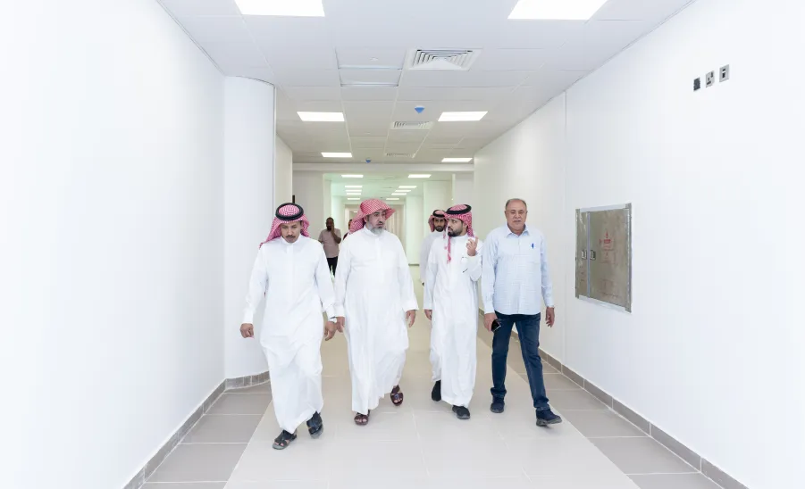 وكيل الجامعة يتفقد الاعمال النهائية في مشروع المباني المساندة بالمدينة الجامعية بالمجمعة -  جامعة المجمعة