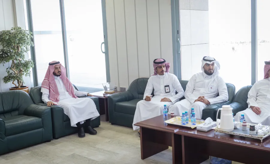 لمناقشة دعم الأنشطة المجتمعية : رئيس ووكيل الجامعة يستقبلان وفد مصرف الراجحي -  جامعة المجمعة