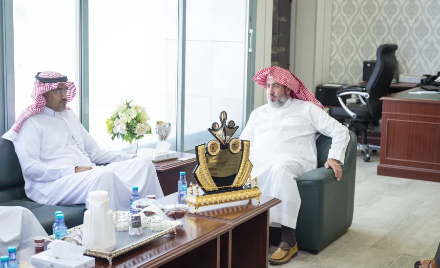 لمناقشة دعم الأنشطة المجتمعية : رئيس ووكيل الجامعة يستقبلان وفد مصرف الراجحي -  جامعة المجمعة