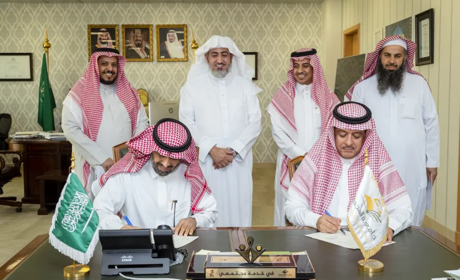 وكيل الجامعة يرعى ويوقع مذكرتي تفاهم وتعاون في مجال التدريب وتهيئة البيئة التعليمية والعملية لمنسوبي الجامعة -  جامعة المجمعة 