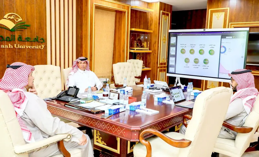 MU RECTOR FOLLOWS UP TEACHING PERFORMANCE REPORTS OF E-COURSES VIA BUSINESS INTELLIGENCE SYSTEM  -  جامعة المجمعة 
