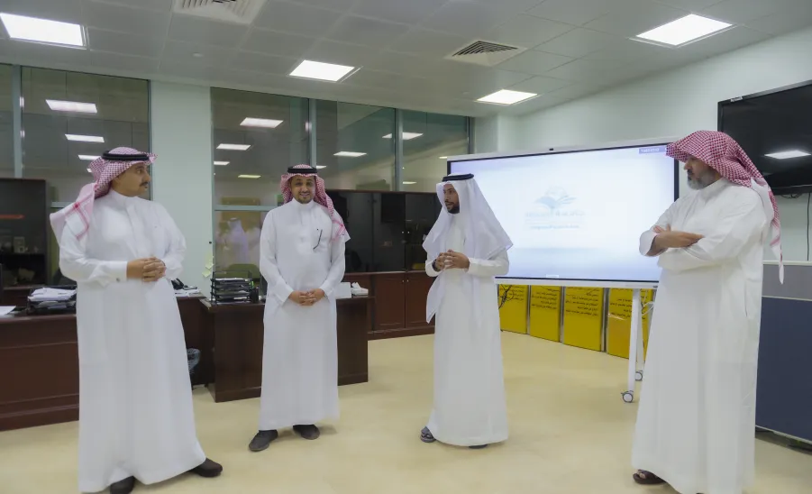 سعادة رئيس الجامعة يزور عمادة تقنية المعلومات ويدشن تحديث عدد من الأنظمة الإلكترونية - جامعة المجمعة 