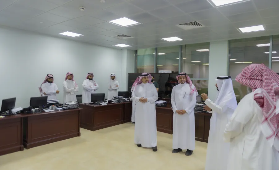 سعادة رئيس الجامعة يزور عمادة تقنية المعلومات ويدشن تحديث عدد من الأنظمة الإلكترونية - جامعة المجمعة 