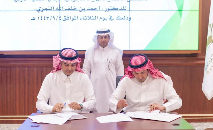 وكيل الجامعة للدراسات العليا والبحث العلمي يرعى توقيع اتفاقية ترجمة ونشر كتاب - توقيع اتفاقية ترجمة ونشر الكتاب 