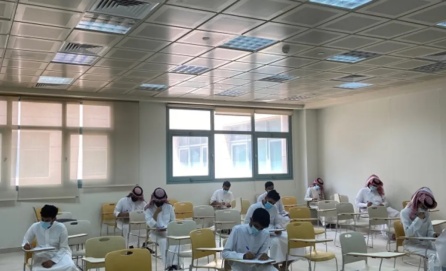 وكيل الجامعة للشؤون التعليمية يزور كليات الجامعة للاطمئنان على سير الاختبارات -  تفقد الاختبارات