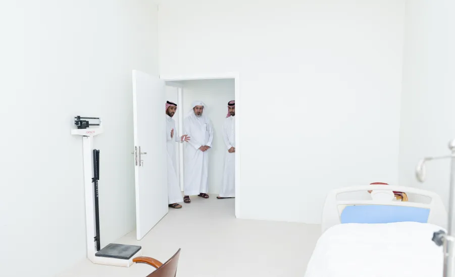 MU VICE-RECTOR ON TOUR OF INSPECTION TO MEDICAL SERVICES AT MAIN CAMPUS  - جامعة المجمعة 