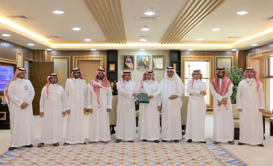  رئيس الجامعة يستقبل في مكتبه أعضاء لجنة إعداد الحساب الختامي - جامعة المجمعة 