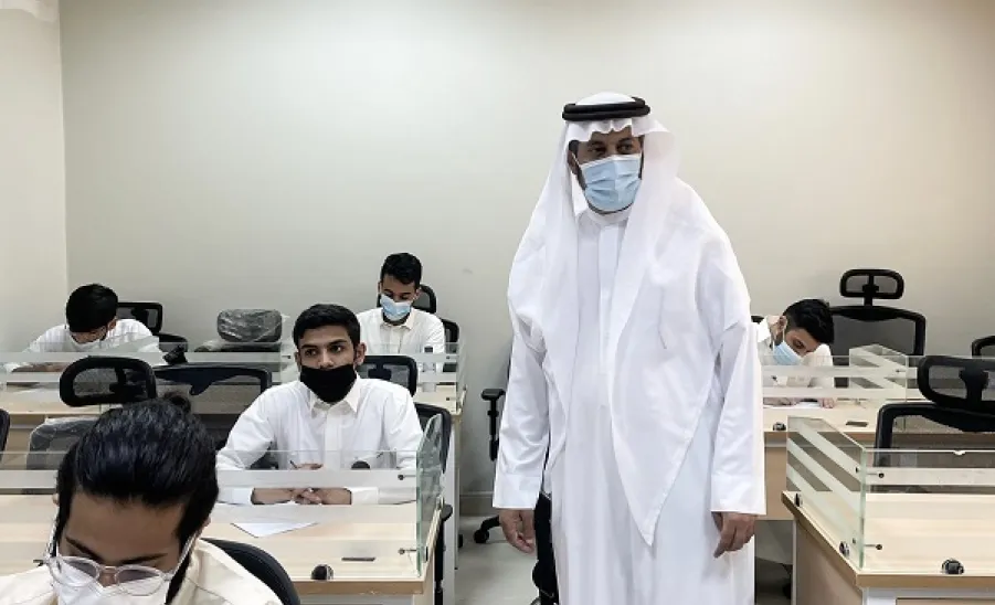 وكيل الجامعة للشؤون التعليمية يزور كليات الجامعة للاطمئنان على سير الاختبارات -  تفقد الاختبارات