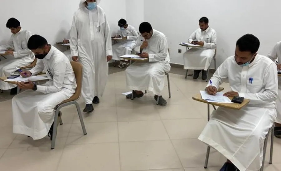 وكيل الجامعة للشؤون التعليمية يزور كليات الجامعة للاطمئنان على سير الاختبارات -  تفقد الاختبارات