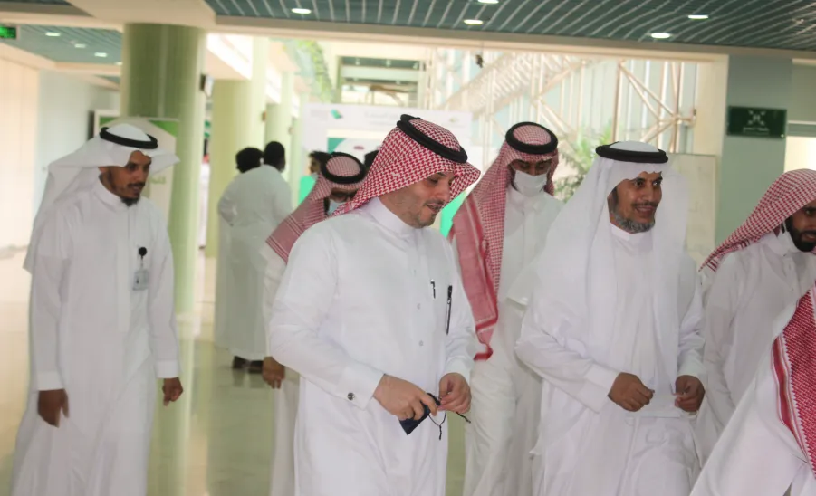 وكيل الجامعة للشؤون التعليمية يزور كليات الجامعة للاطمئنان على سير الاختبارات -  تفقد الاختبارات