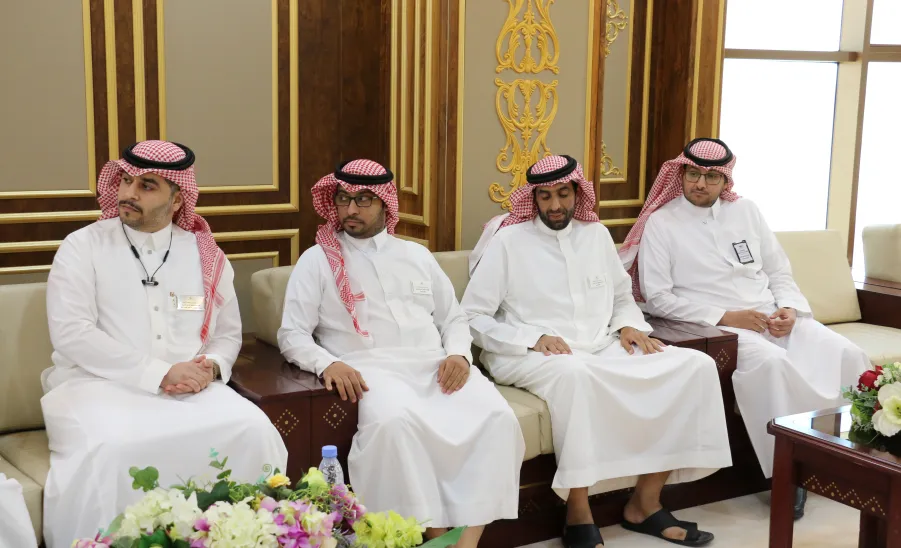  رئيس الجامعة يستقبل في مكتبه أعضاء لجنة إعداد الحساب الختامي - جامعة المجمعة 
