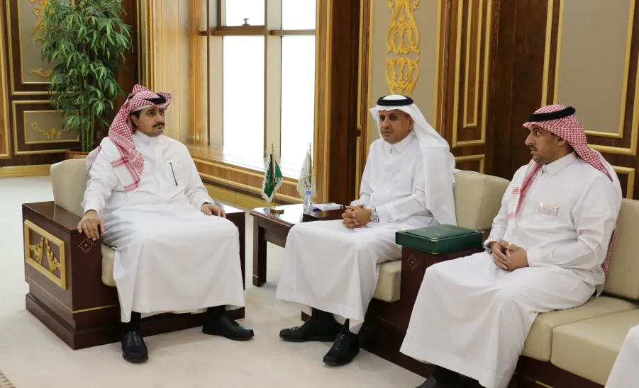  رئيس الجامعة يستقبل في مكتبه أعضاء لجنة إعداد الحساب الختامي - جامعة المجمعة 