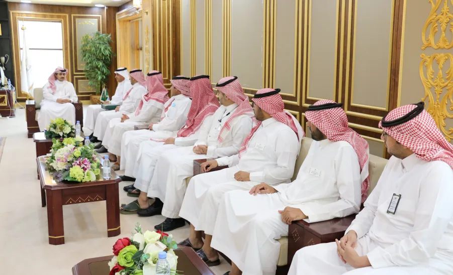  رئيس الجامعة يستقبل في مكتبه أعضاء لجنة إعداد الحساب الختامي - جامعة المجمعة 