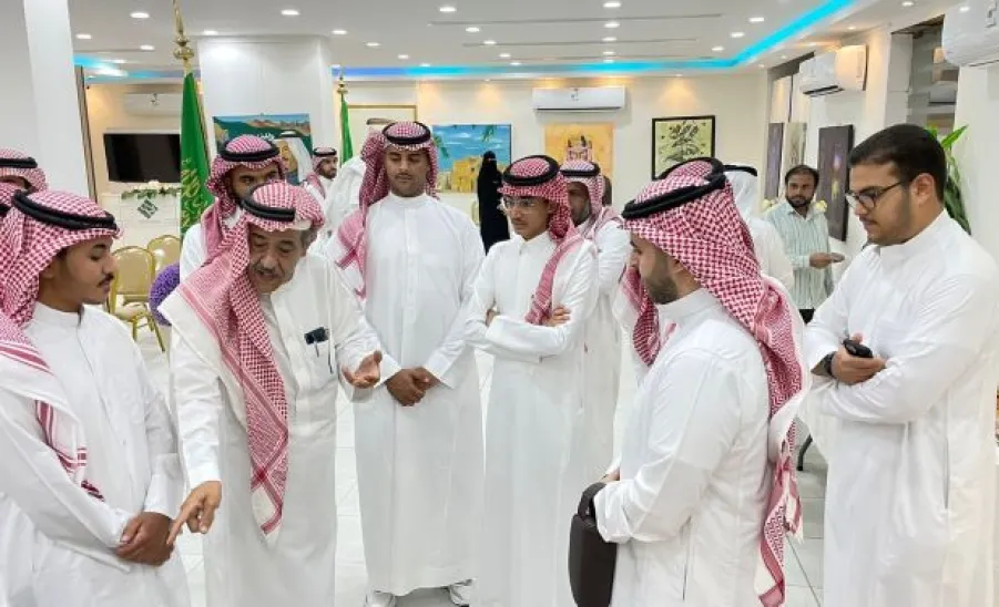 ضمن الأنشطة الصيفية.. عدد من طلاب الجامعة يزورون الجمعية السعودية للفنون التشكيلية - لا0.1254
