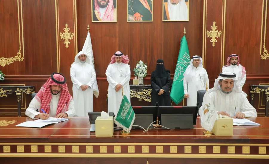 EMPLOYMENT AND ALUMNI AFFAIRS CENTER SIGNS AGREEMENTS WITH MAJMAAH MUNICIPALITY AND OTHER SECTORS -  جامعة المجمعة 