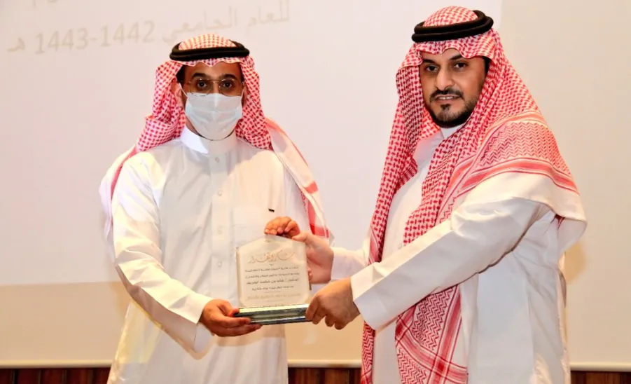 الكلية تكرم القيادات وأعضاء هيئة التدريس المغادرين ومنسقي الأقسام - j