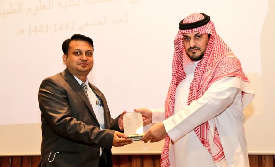 الكلية تكرم القيادات وأعضاء هيئة التدريس المغادرين ومنسقي الأقسام - a