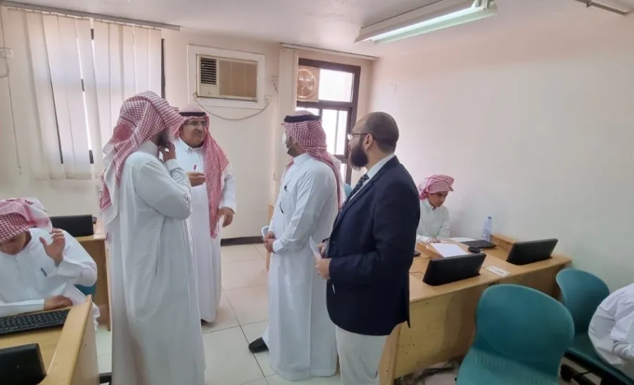 الكلية التطبيقية تستضيف طلاب إدارة التعليم لتنفيذ الاختبار الدولي ( PISA ) -  جامعة المجمعة 