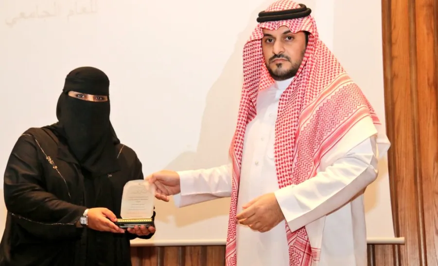 الكلية تكرم القيادات وأعضاء هيئة التدريس المغادرين ومنسقي الأقسام - b