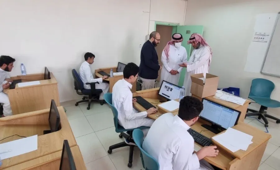 الكلية التطبيقية تستضيف طلاب إدارة التعليم لتنفيذ الاختبار الدولي ( PISA ) -  جامعة المجمعة 