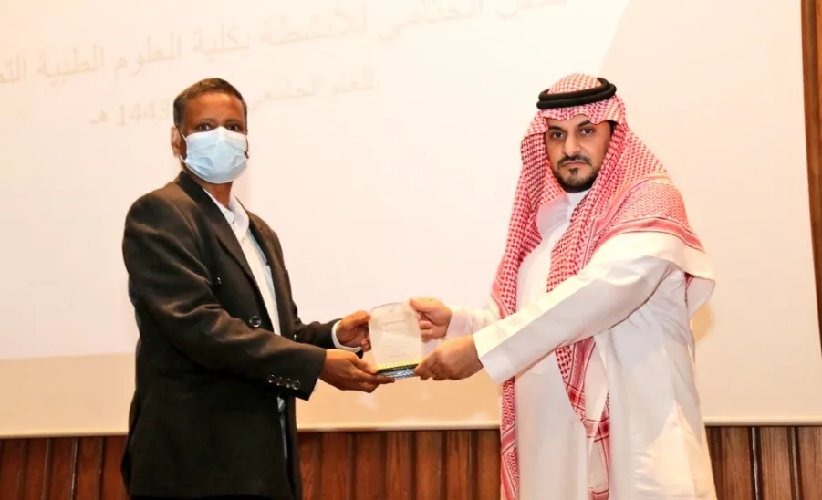 الكلية تكرم القيادات وأعضاء هيئة التدريس المغادرين ومنسقي الأقسام - c