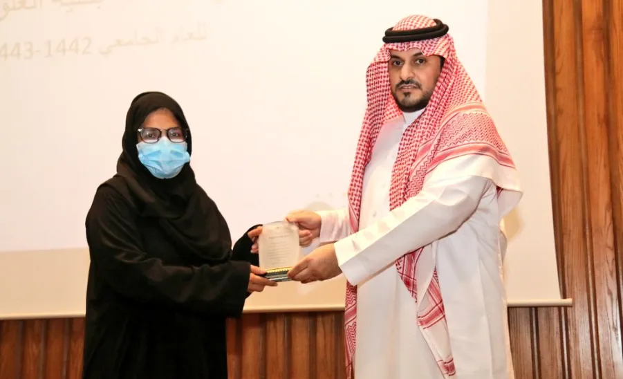 الكلية تكرم القيادات وأعضاء هيئة التدريس المغادرين ومنسقي الأقسام - f