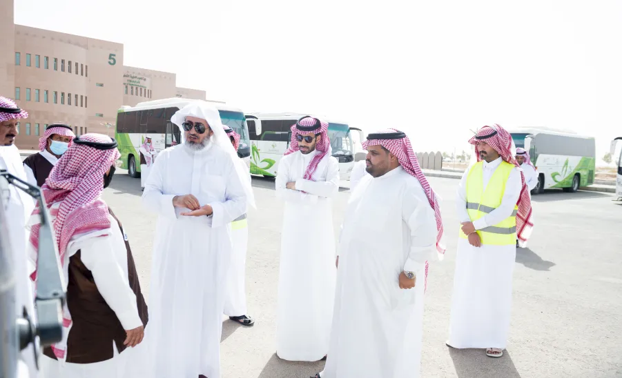 THE VICE-RECTOR INSPECTS THE UNIVERSITY TRANSPORT SITES
 - تفقد عدد من مواقع حافلات نقل الطالبات