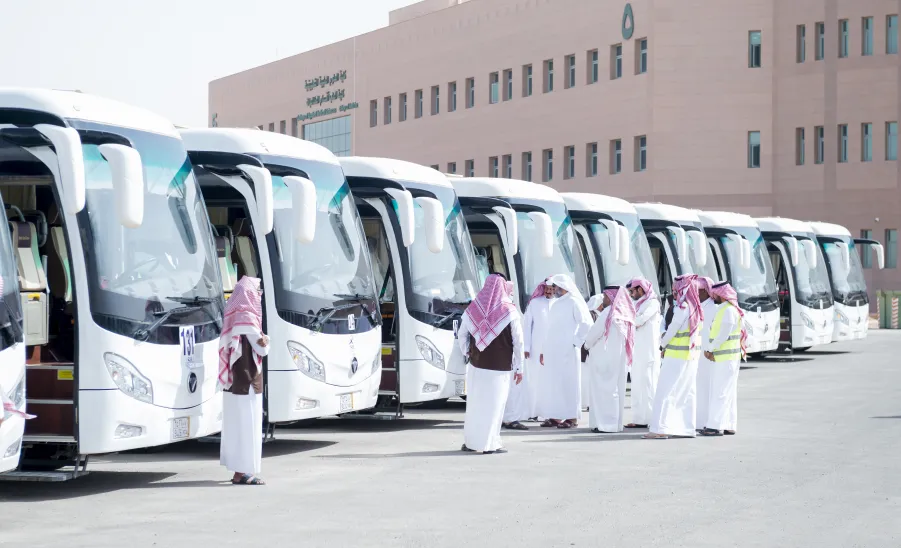 THE VICE-RECTOR INSPECTS THE UNIVERSITY TRANSPORT SITES
 - تفقد عدد من مواقع حافلات نقل الطالبات