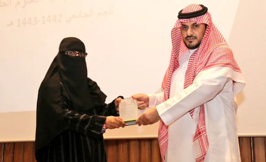 الكلية تكرم القيادات وأعضاء هيئة التدريس المغادرين ومنسقي الأقسام - g