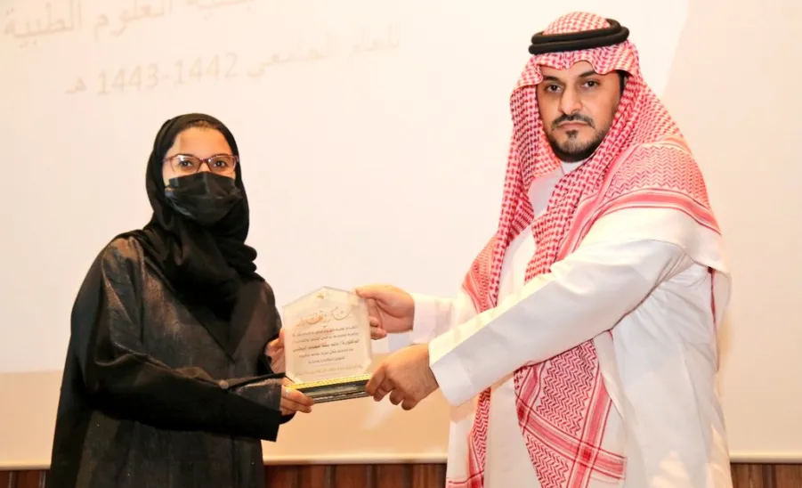 الكلية تكرم القيادات وأعضاء هيئة التدريس المغادرين ومنسقي الأقسام - h
