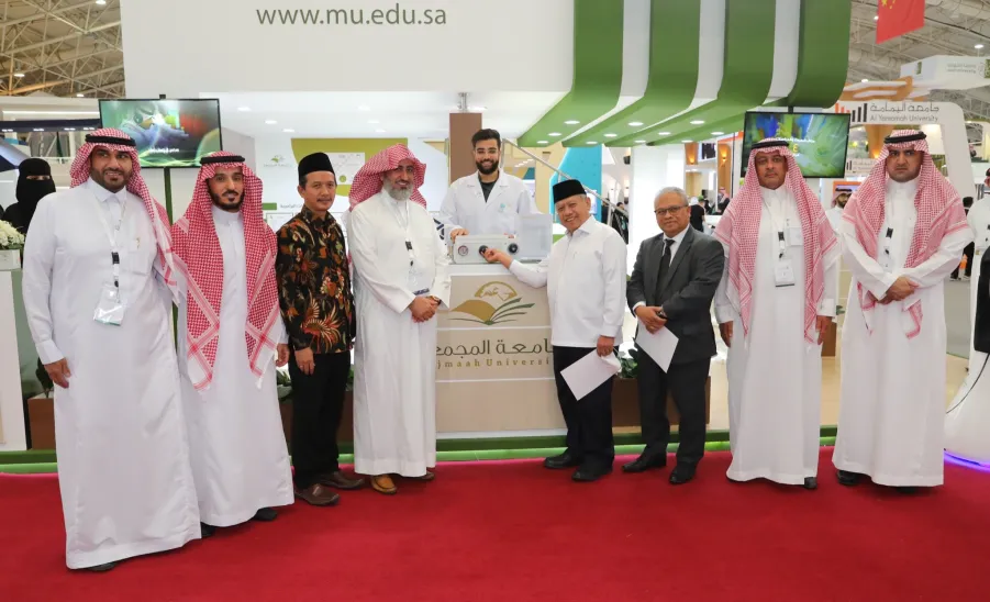 Vice-rector welcomes Indonesian ambassador and cultural attaché in Saudi Arabia  - وكيل جامعة المجمعة يستقبل السفير الاندونيسي لدى السعودية والملحق التعليمي والثقافي بالسفارة الإندونيسية خلال جولته في خلال المؤتمر والمعرض الدولي للتعليم 