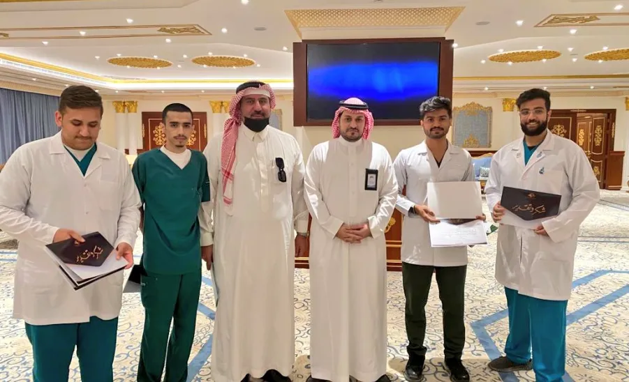 رئيس الجامعة يكرم الفريق المشارك من الكلية في جناح الجامعة في المؤتمر والمعرض الدولي للتعليم ٢٠٢٢م. - as