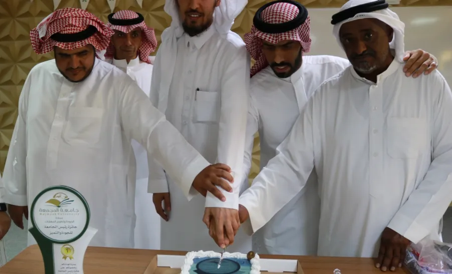 الإدارة تحتفل بعد تحقيق المركز الأول بجائزة رئيس الجامعة للجودة والتميز - 9