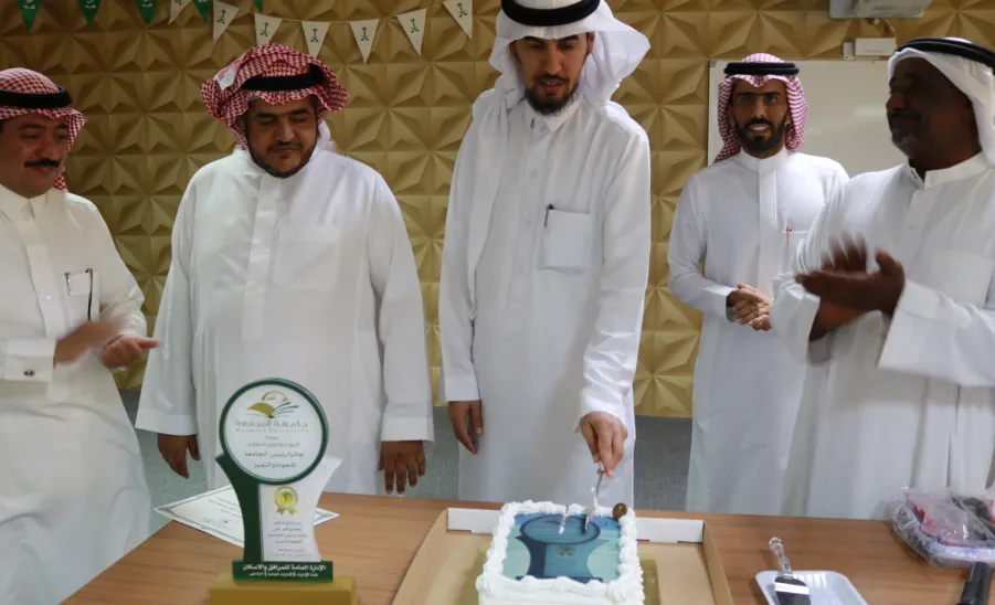 الإدارة تحتفل بعد تحقيق المركز الأول بجائزة رئيس الجامعة للجودة والتميز - 10