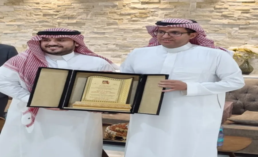 الكلية التطبيقية تكرم عميدها السابق وعضو هيئة تدريس لانتهاء فترة عمله بالكلية نظير أعمالهم أثناء فترة تكليفهم - fig102
