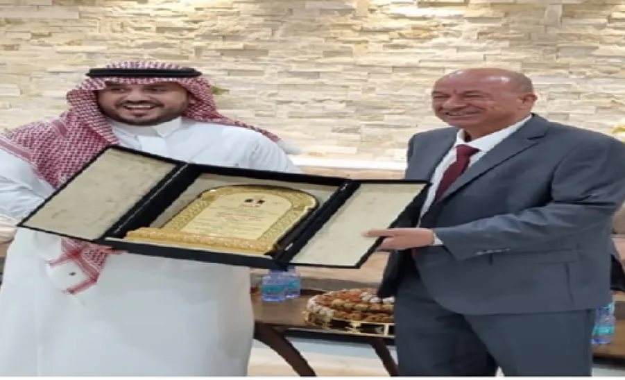 الكلية التطبيقية تكرم عميدها السابق وعضو هيئة تدريس لانتهاء فترة عمله بالكلية نظير أعمالهم أثناء فترة تكليفهم - fig93