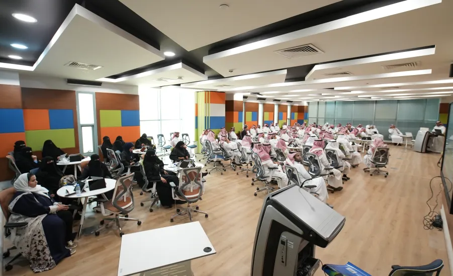 خلال ملتقى الفصول الثلاثة رئيس الجامعة يؤكد على أن المواءمة بين المخرجات وسوق العمل من أولويات الجامعة - جامعة المجمعة 