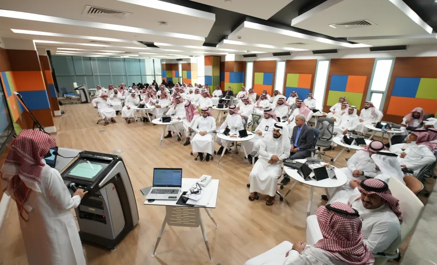خلال ملتقى الفصول الثلاثة رئيس الجامعة يؤكد على أن المواءمة بين المخرجات وسوق العمل من أولويات الجامعة - جامعة المجمعة 