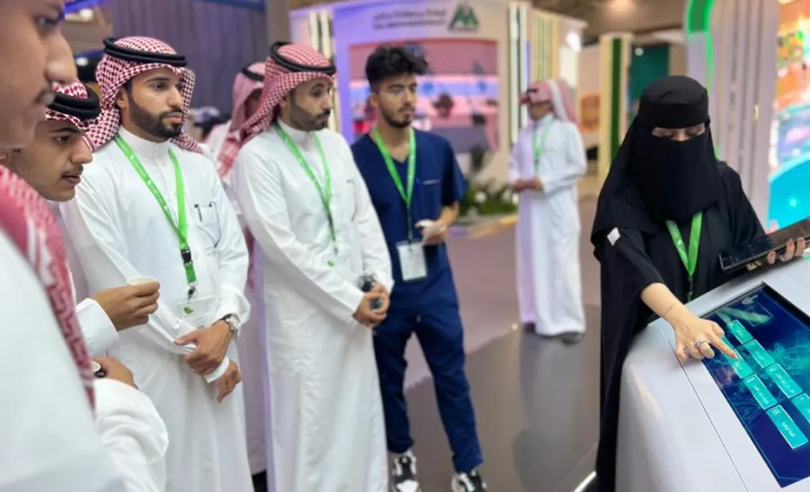 طلبة جامعة المجمعة في زيارة لمعرض مشروعات مدن متميزة - 1