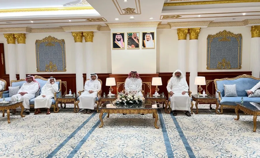 رئيس الجامعة يكرم العاملين بتحقيق الجامعة لدرع التميز والريادة في مشروع الارتباط الوظيفي المستدام 2021  - جامعة المجمعة 