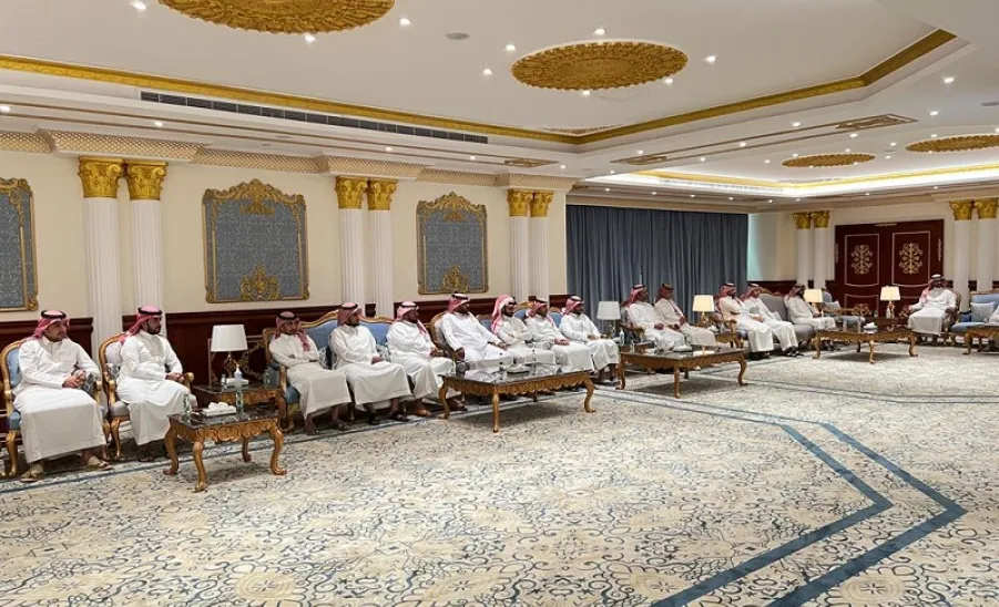 رئيس الجامعة يكرم العاملين بتحقيق الجامعة لدرع التميز والريادة في مشروع الارتباط الوظيفي المستدام 2021  - جامعة المجمعة 