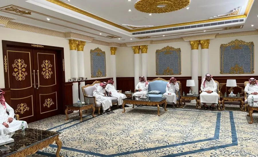 رئيس الجامعة يكرم العاملين بتحقيق الجامعة لدرع التميز والريادة في مشروع الارتباط الوظيفي المستدام 2021  - جامعة المجمعة 