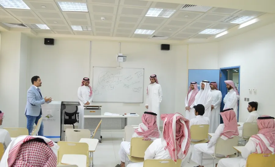 بتوجيهات رئيس الجامعة وكيل الجامعة للشؤون التعليمية يزور كليات الجامعة تزامناً مع بدء العام الدراسي الجديد - جامعة المجمعة 