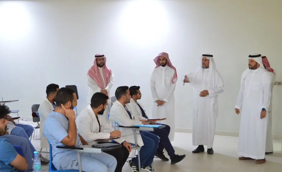 بتوجيهات رئيس الجامعة وكيل الجامعة للشؤون التعليمية يزور كليات الجامعة تزامناً مع بدء العام الدراسي الجديد - جامعة المجمعة 