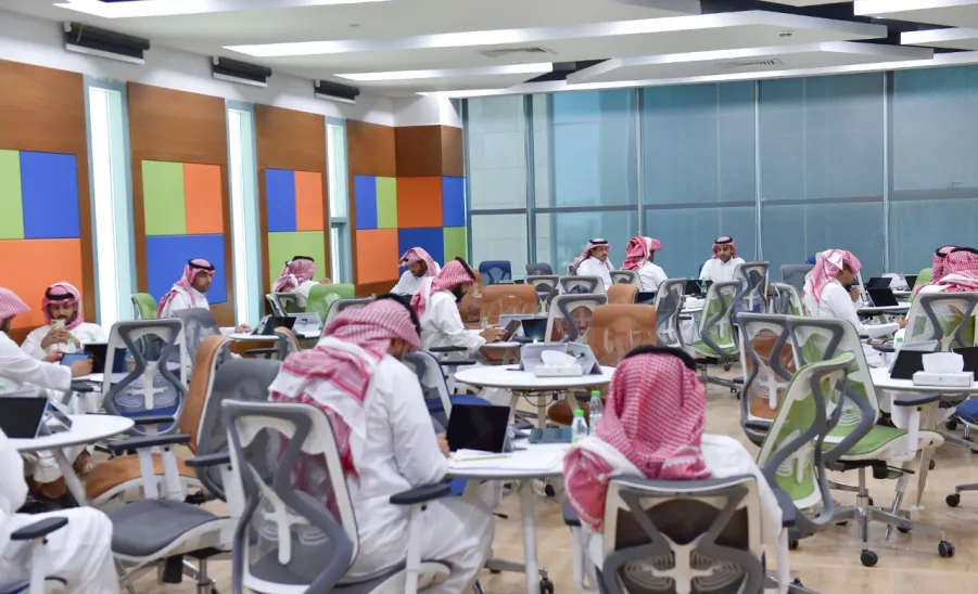 VICE-RECTOR OVERSEES COURSES OFFERED BY INSTITUE OF PUBLIC ADMINISTRATION AT MU -  جامعة المجمعة